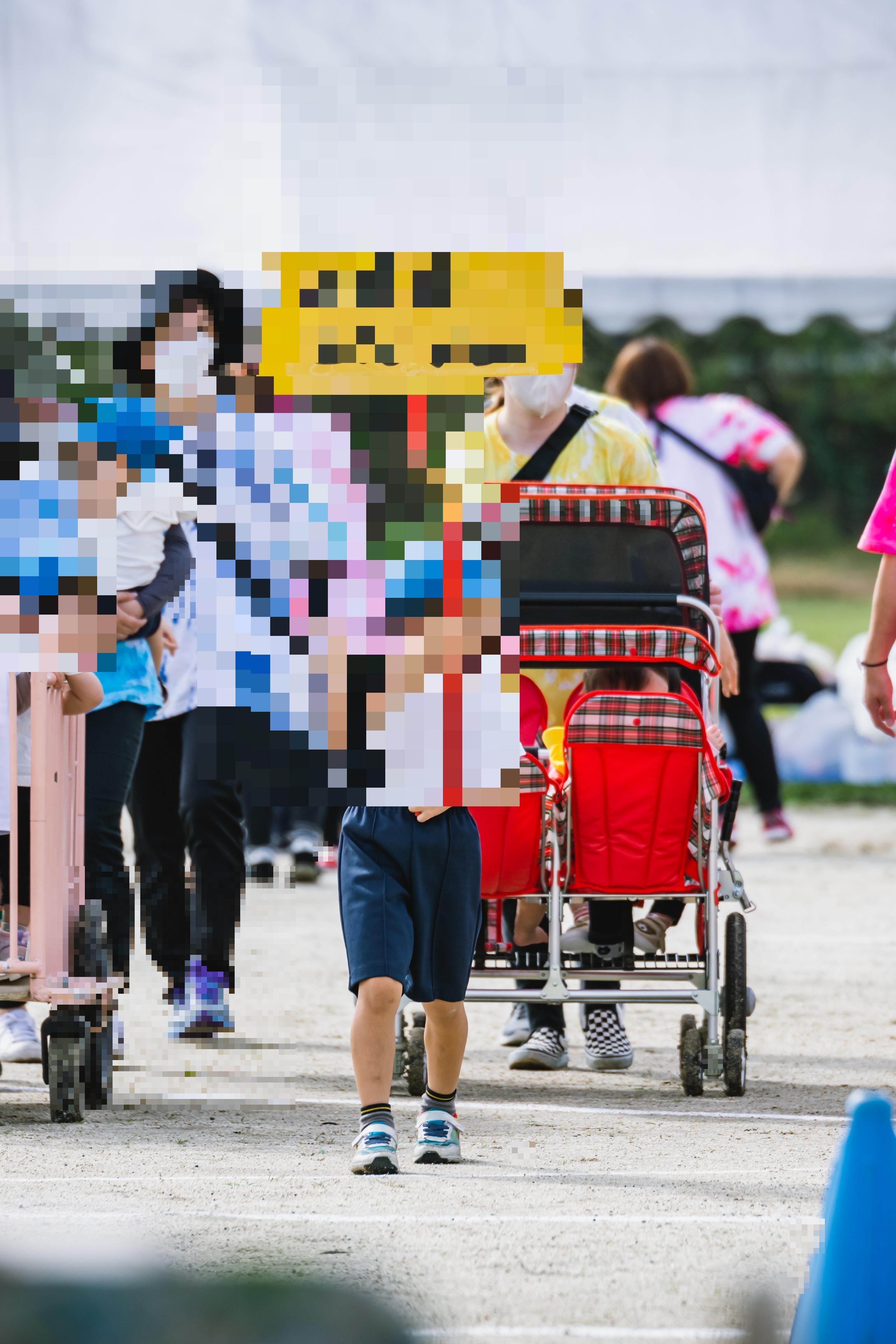 プラカードを持つ園児の入場行進