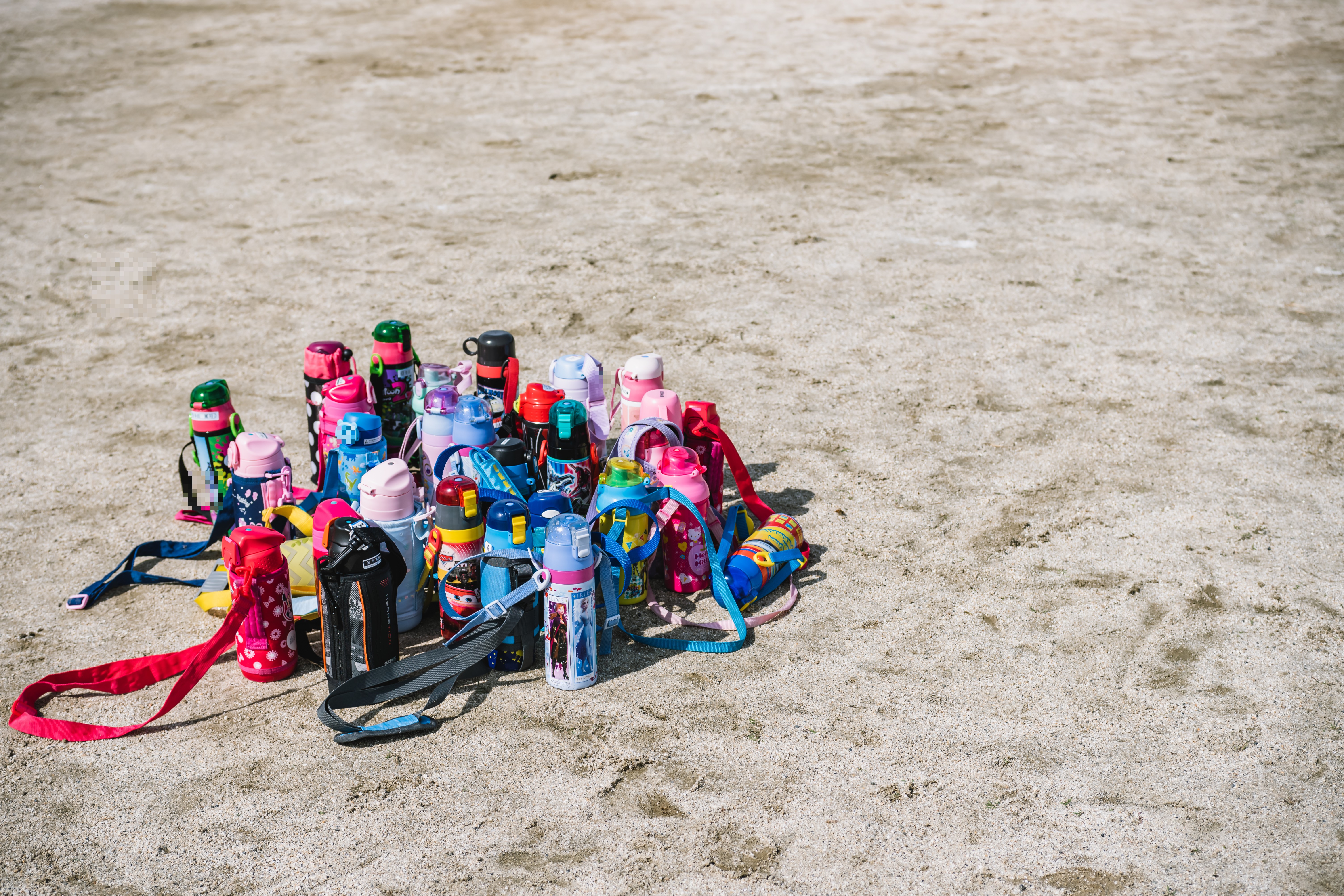 園児の水筒が並ぶ風景