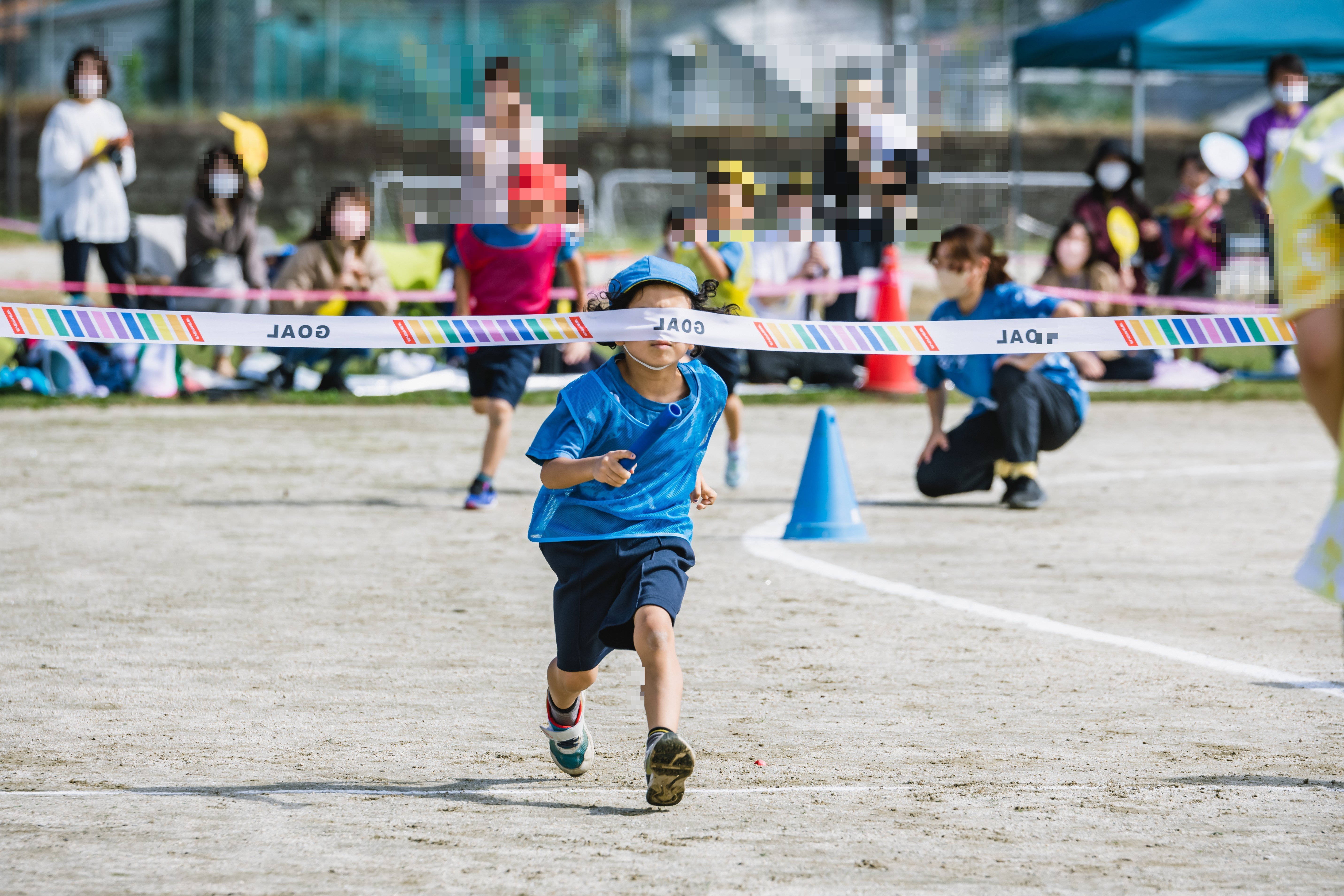 ゴールテープを切る瞬間の子ども